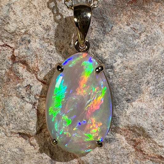 9k Gold Claw Set Mintabie Opal Pendant