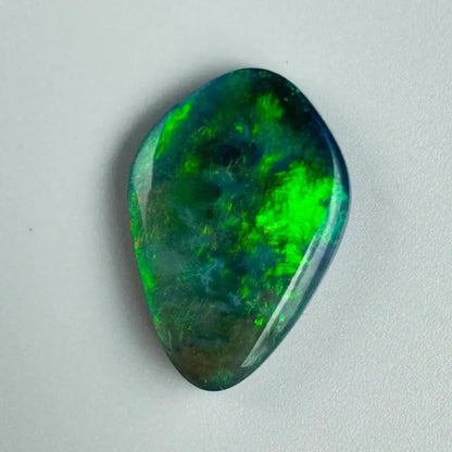 5.7ct Mintabie Semi Black Green Flash Opal